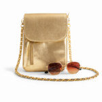 Bolsa porta celular em couro, prática e elegante, ideal para o dia a dia. Modelo compacto com fechamento seguro e corrente que traz um toque moderno e sofisticado ao look. Perfeita para carregar celular e pequenos itens com estilo. Disponível nas cores preta e dourada.